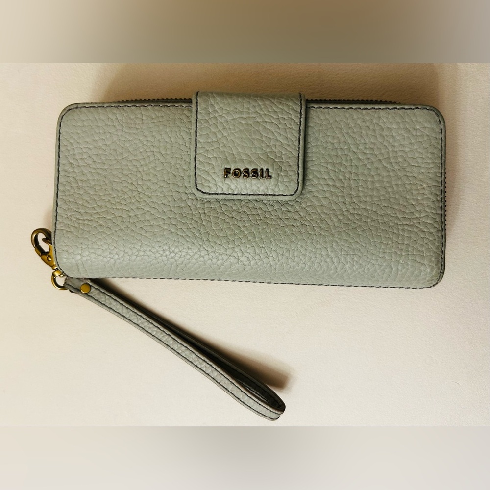 Fossil Soft Light Green Pebbled Leather Wristlet Wallet